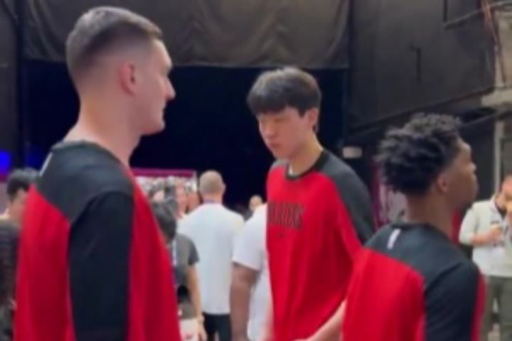 与队友一一击掌！开拓者队记：杨瀚森准备好了🤩！