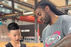 OJ-梅奥参与巴特勒中国行 回到沈阳给弟子带回巴特勒亲签球衣