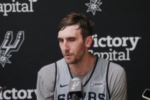 科内特：防守是球队的特质  防守端的强度将决定比赛打法和节奏