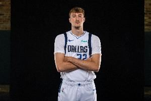 浓眉：弗拉格攻防极具天赋 我们会安排他防KD巴特勒这样顶尖侧翼