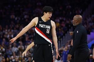 跟小萨爆了！杨瀚森首节4分钟3犯规 但也造了小萨2个！