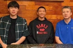 在美考察！中国男篮助教李昂晒照：听一听年少有为的故事