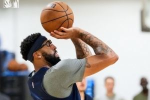 新赛季冲！独行侠训练照：弗拉格扣篮 浓眉戴护目镜投篮 欧文现身