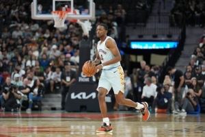 皮尔斯:马刺该交易福克斯 他每场打35分钟&影响年轻人发展